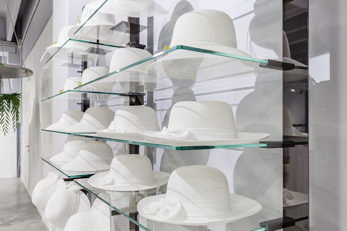 ripiano con cappelli fedor