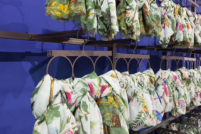 Porta cappelli, cubi, porta borse e porta prezzi