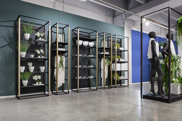 scaffali con ripiani in vetro