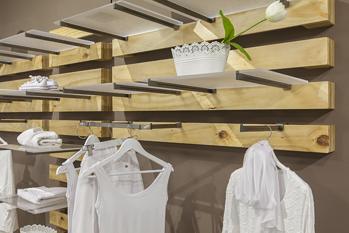 mensole con elementi in legno naturale